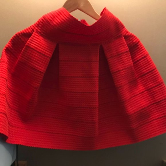 Red puffy skirt - Picture 4 of 5